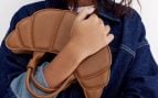 El bolso croissant de Pull&Bear, en tono marrón y con silueta curvada.