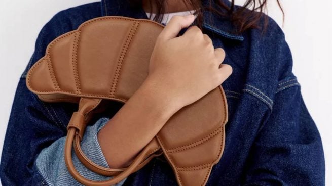 El bolso croissant de Pull&Bear, en tono marrón y con silueta curvada.