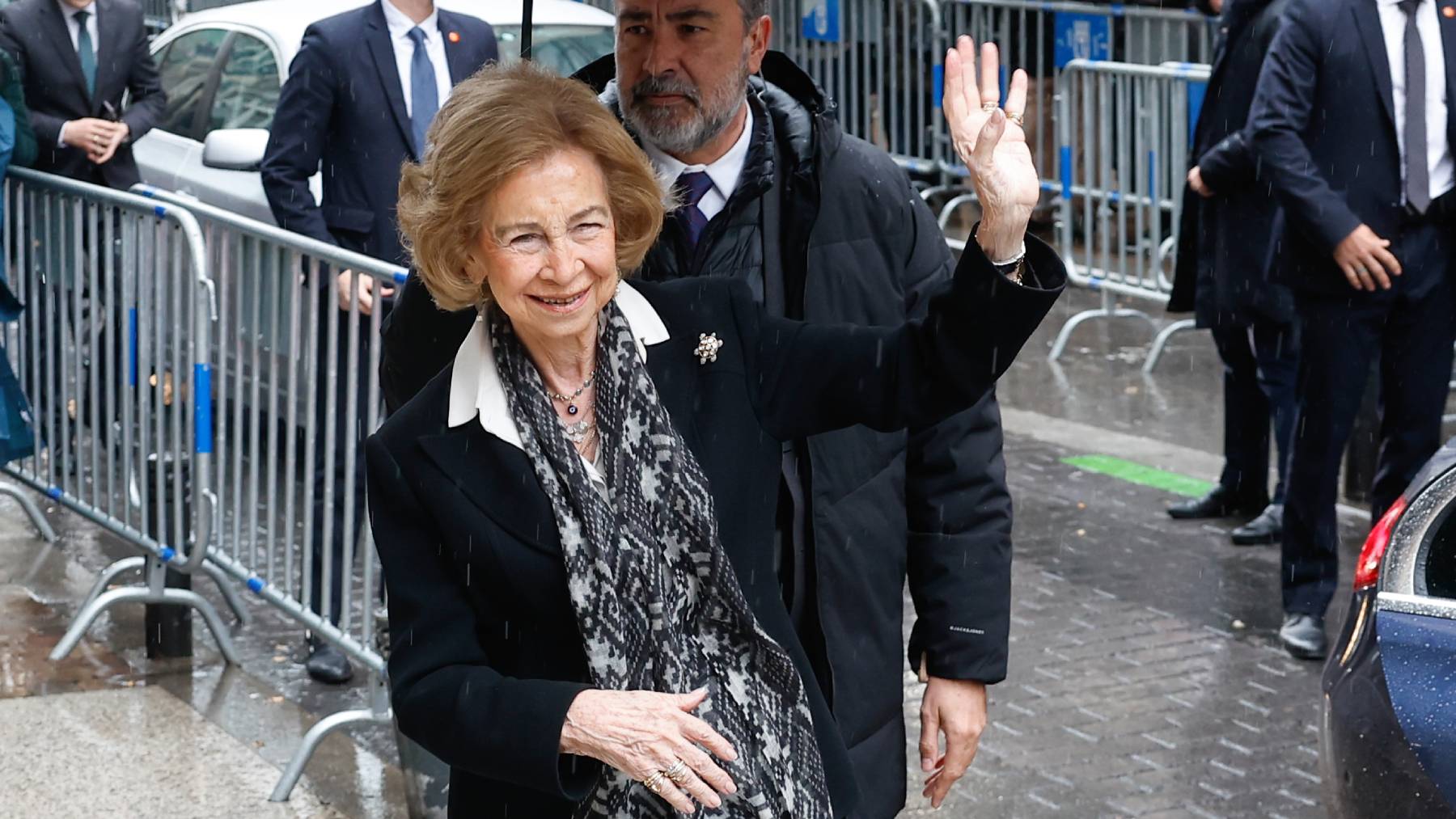 La Reina Sofía acude al tradicional besapiés del Cristo de Medinaceli entre gritos de ¡Viva la reina!