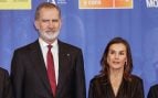 Los Reyes Felipe y Letizia durante un acto oficial. (Foto: Gtres)