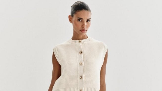 Acaba de llegar a Zara y ya se está agotando: el chaleco de punto que ha desatado la locura entre las que saben de moda