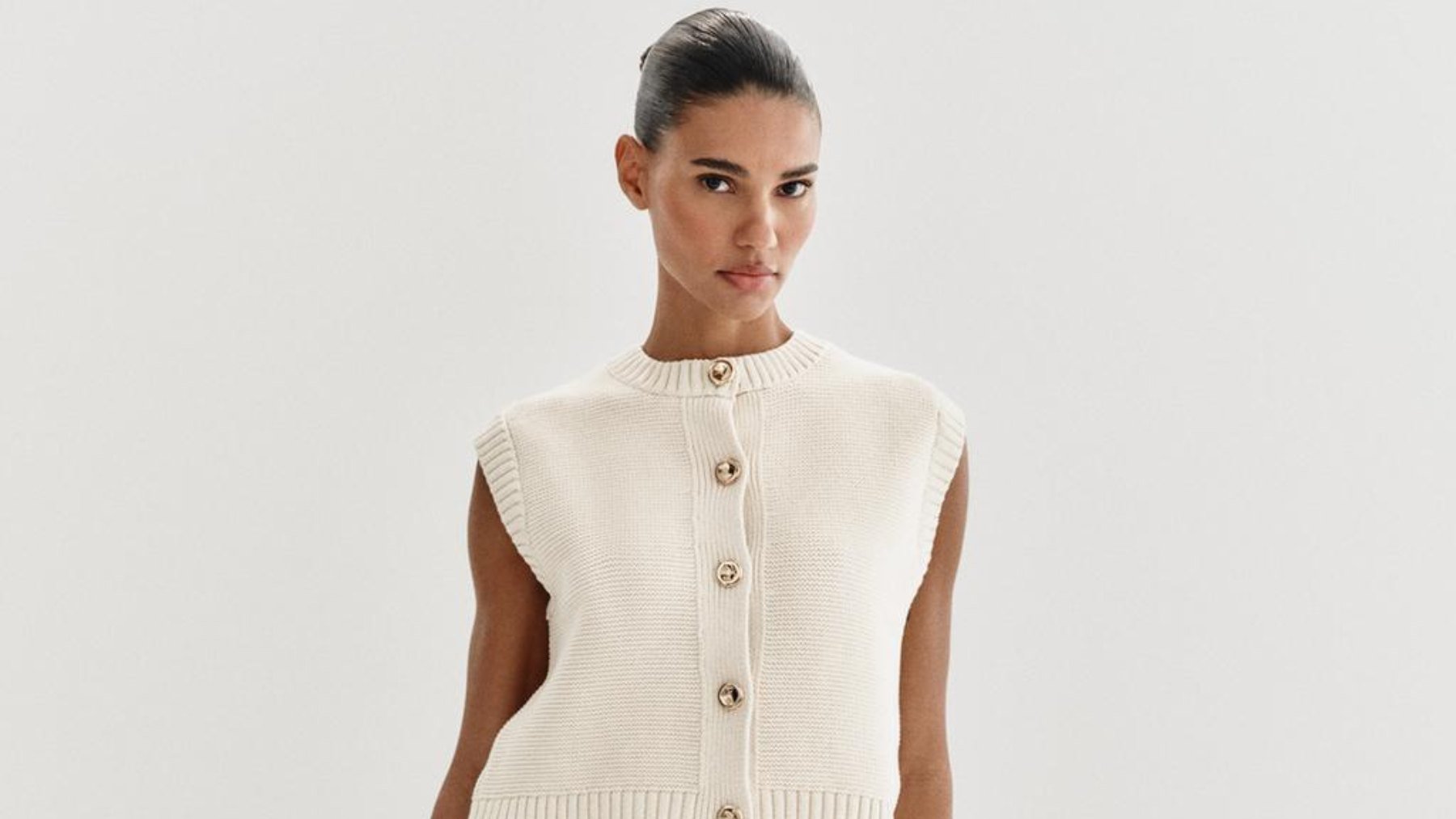Acaba de llegar a Zara y ya se está agotando: el chaleco de punto que ha desatado la locura entre las que saben de moda