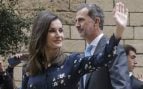 La Reina Letizia y el Rey Felipe VI saludan al público durante un acto oficial. (Foto: Gtres)