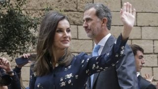 La Reina Letizia y el Rey Felipe VI saludan al público durante un acto oficial. (Foto: Gtres)