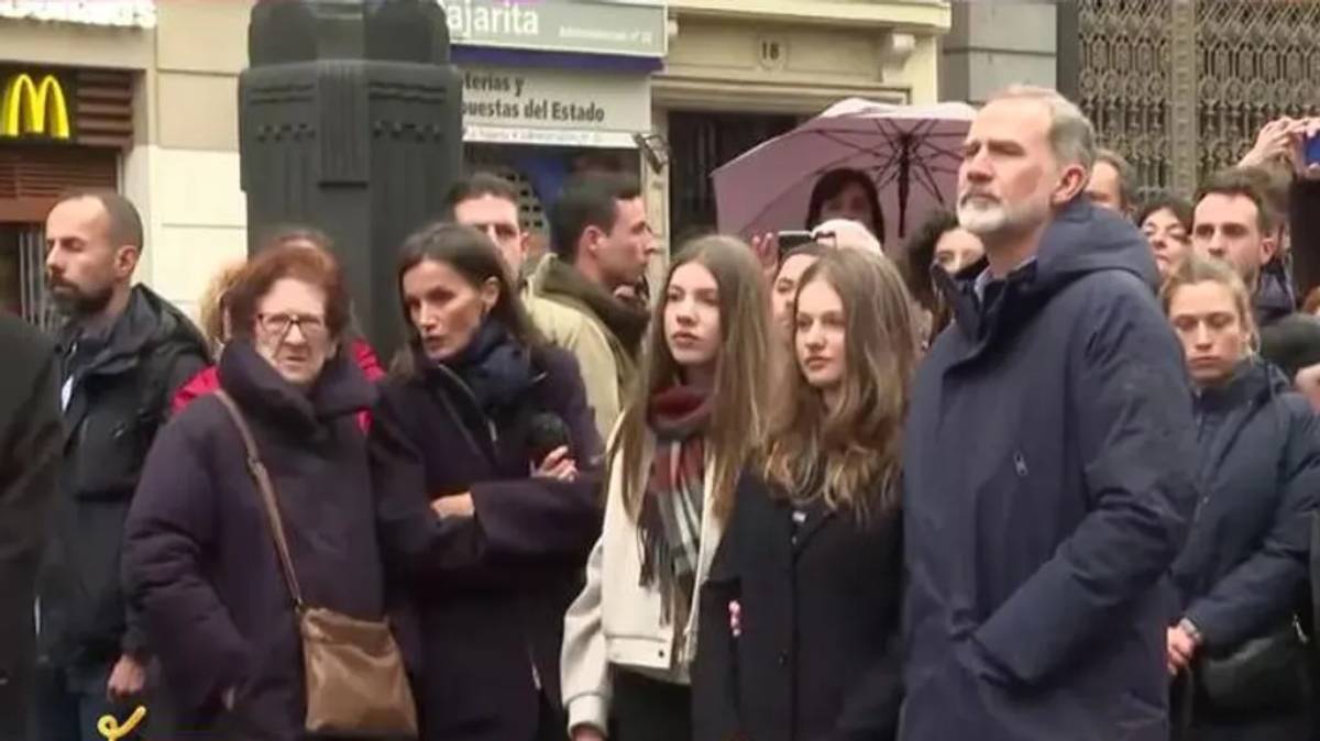 Los Reyes junto a la Princesa Leonor y la Infanta Sofía durante una procesión en Madrid. (Foto: Telecinco)