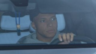 Kylian Mbappé conduciendo en Madrid. (Foto: Gtres)