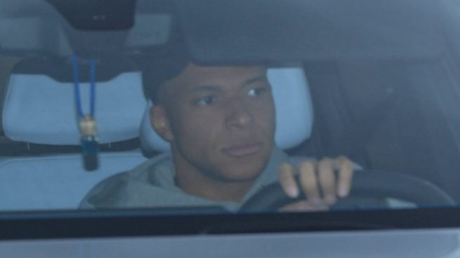 Kylian Mbappé conduciendo en Madrid. (Foto: Gtres)