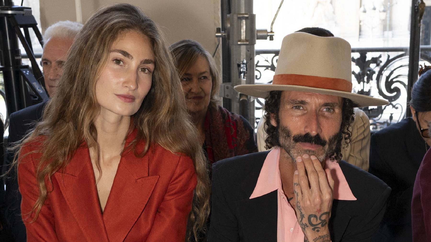 Primera vez ante los focos: Leiva y su novia Almudena Cañedo conquistan París