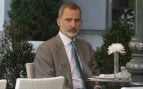 El Rey Felipe VI sentado en la terraza de un restaurante en Madrid. (Foto: Gtres)