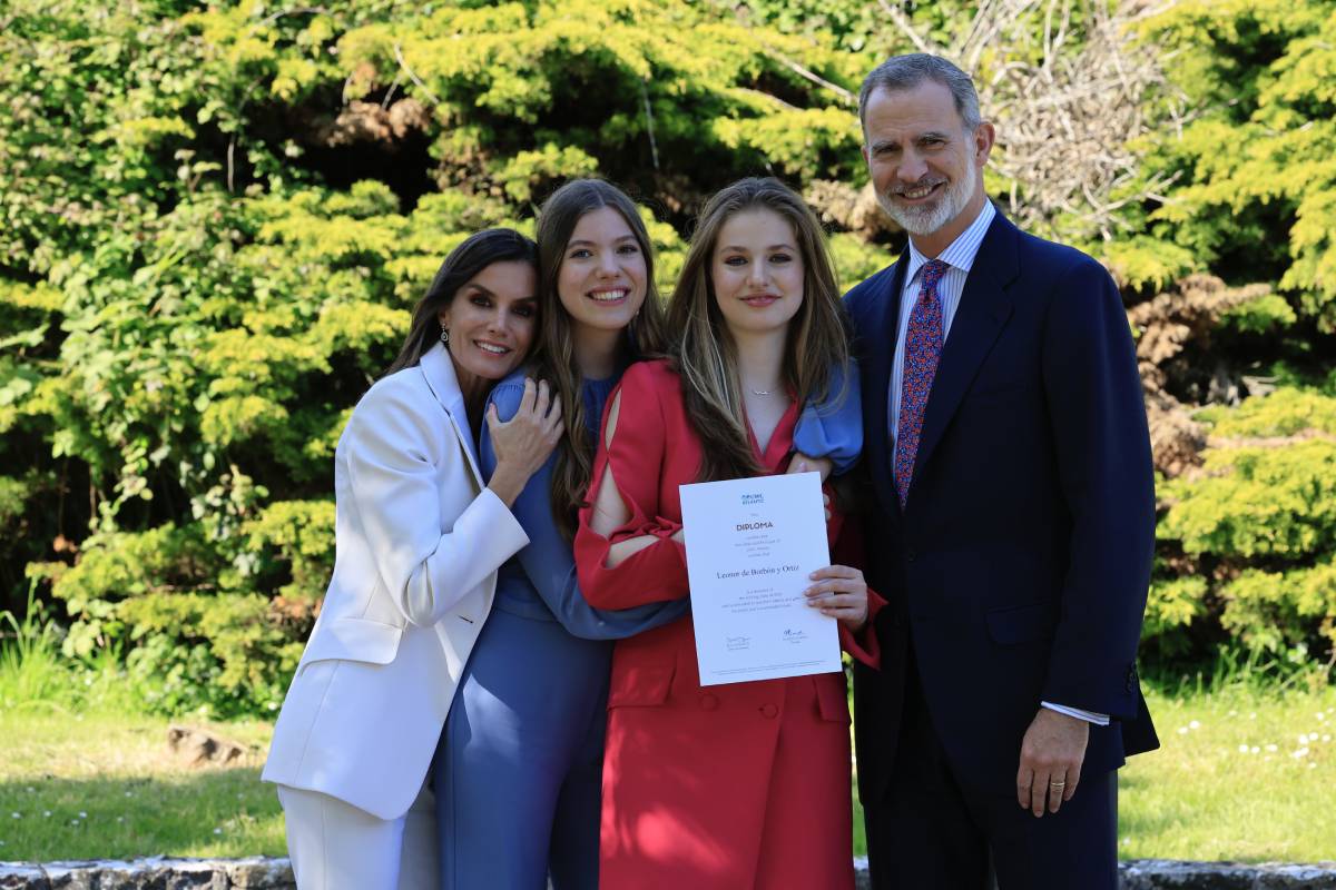 Princesa Leonor junto a los Reyes Felipe VI y Letizia en su graduación en Gales