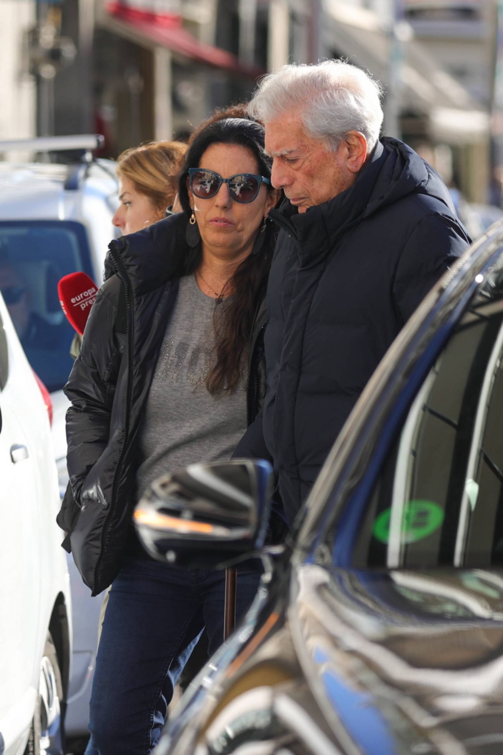 Mario Vargas Llosa y su hija Morgana en Madrid. (Foto: Gtres)