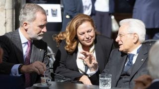 El Rey Felipe y Sergio Mattarella en una terraza en Salamanca. (Foto: Gtres)