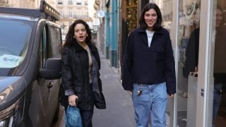 Rosalía y Loli Bahía en París. (Foto: Gtres)