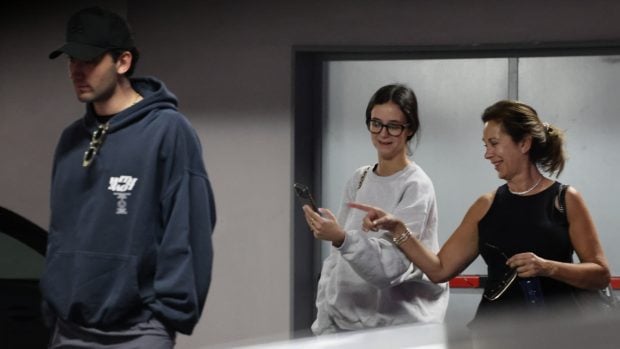 Victoria Federica, Jorge Navalpotro y Amparo Simón. (Foto: Gtres)