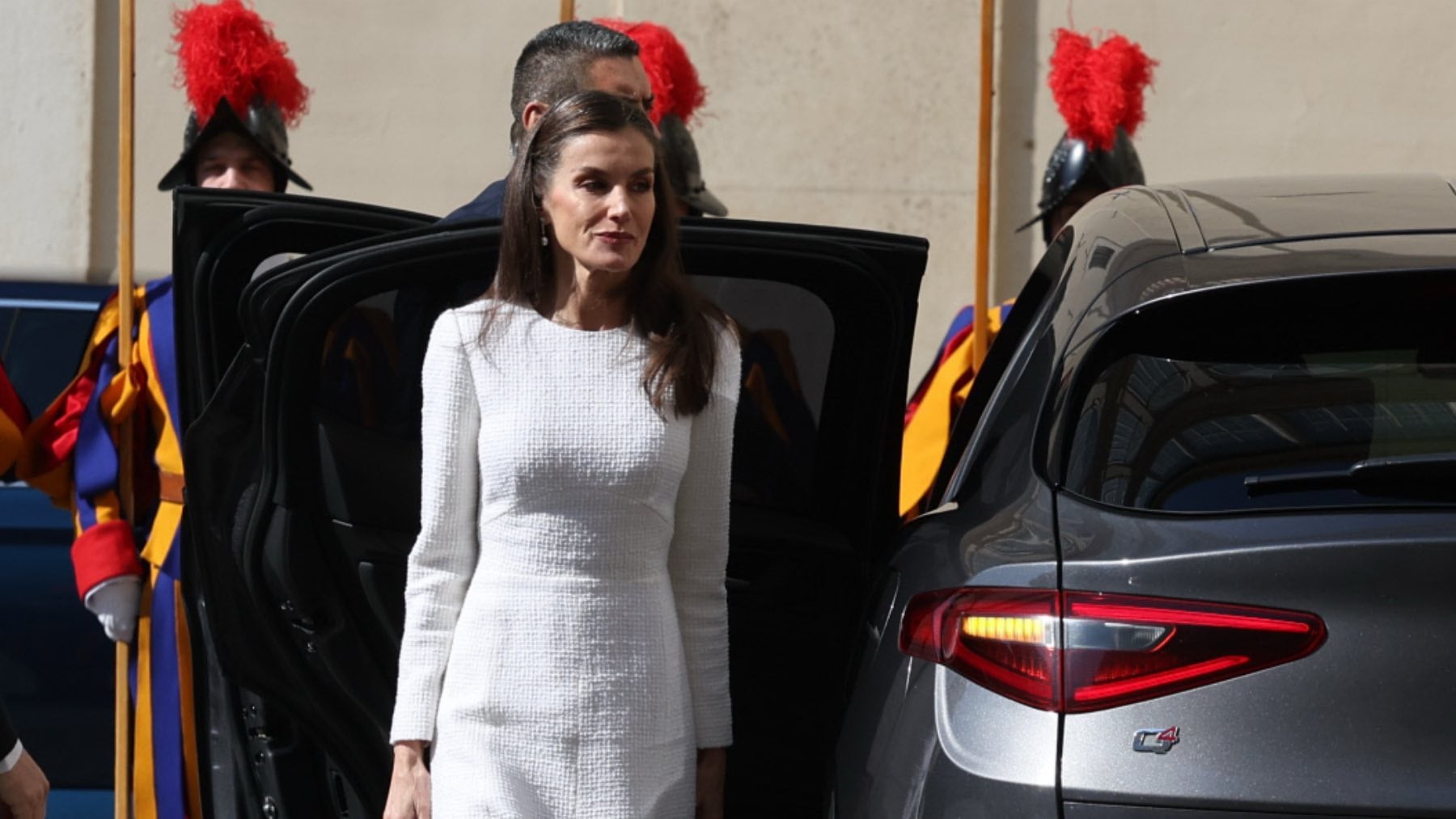 El vestido de tweed con el que la Reina Letizia ha vuelto a hacer uso de su privilegio ante León XIV