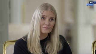 Mette-Marit de Noruega durante la entrevista. (Foto: NRK)