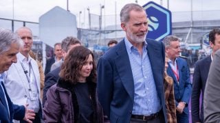 Ayuso y el Rey Felipe en la Fórmula E. (Foto: Gtres)