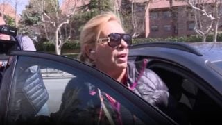 Carmen Borrego en las inmediaciones de su casa. (Foto: Gtres)