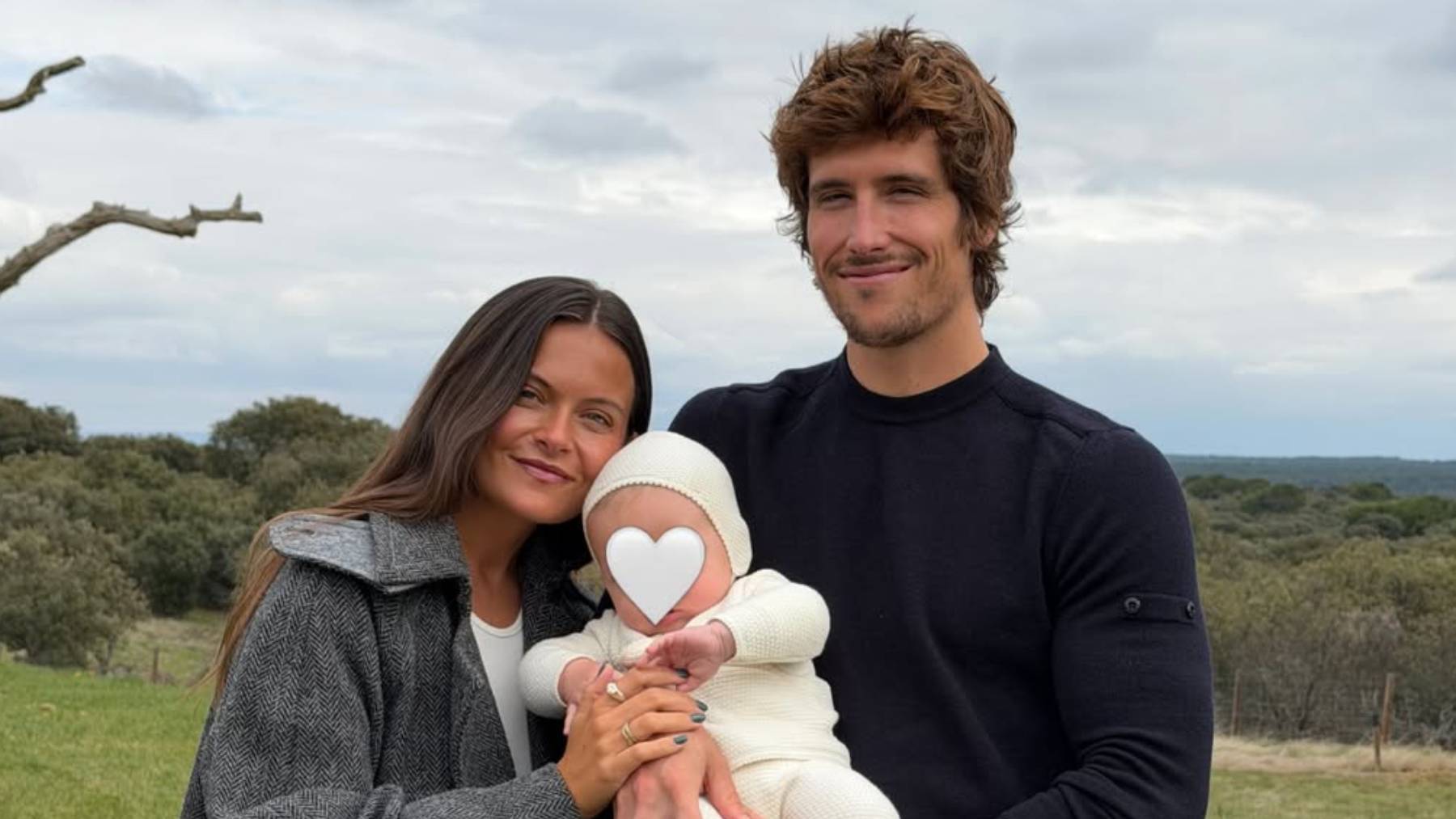 Una cruz tallada a mano y una ceremonia en el campo: Nacho Aragón y Bea Gimeno bautizan a su hijo