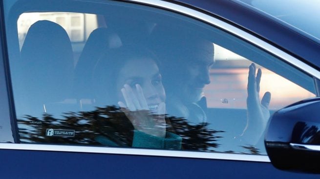 Los Reyes Felipe y Letizia en el interior de un coche. (Foto: Gtres)