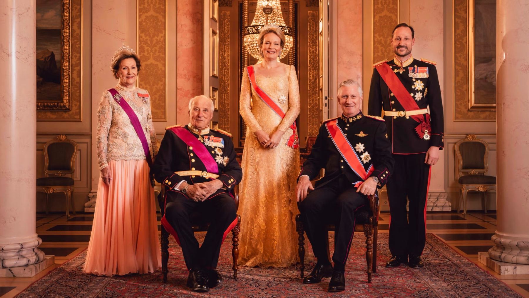 Mette-Marit deja solo a Haakon de Noruega en la gran noche de gala en Oslo