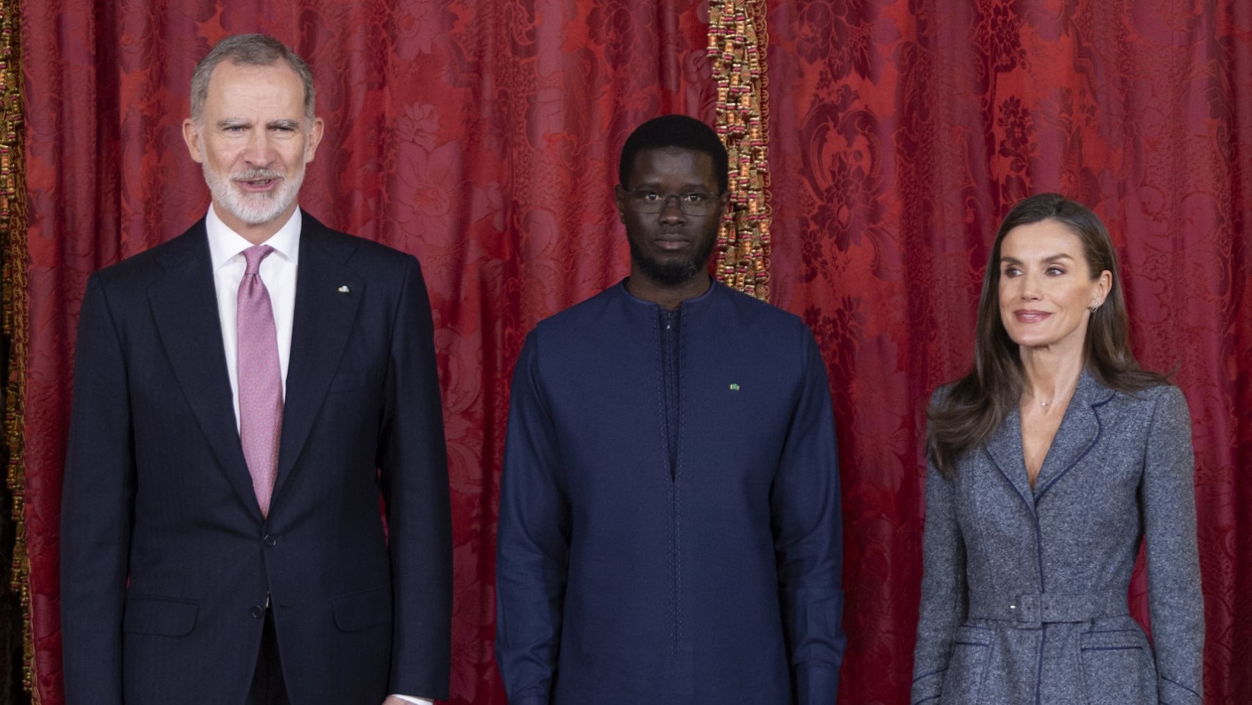La Reina Letizia rescata un invernal traje de chaqueta de Varela para un almuerzo en el Palacio Real