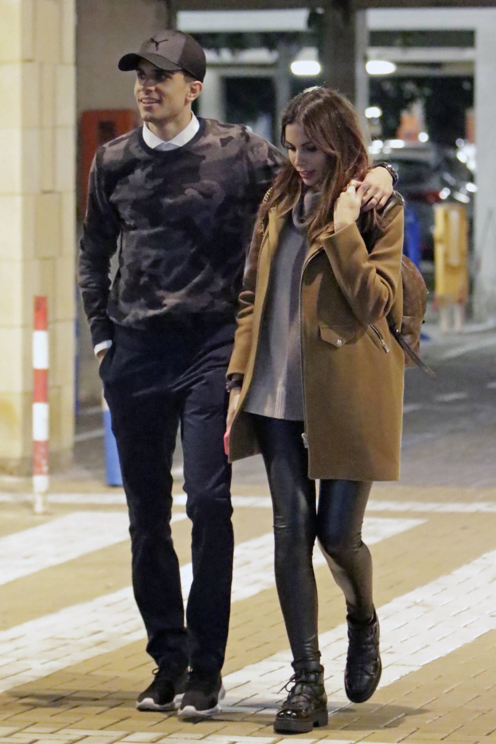 El futbolista Marc Bartra y la periodista Melissa Jiménez en Sevilla. (Foto: Gtres)