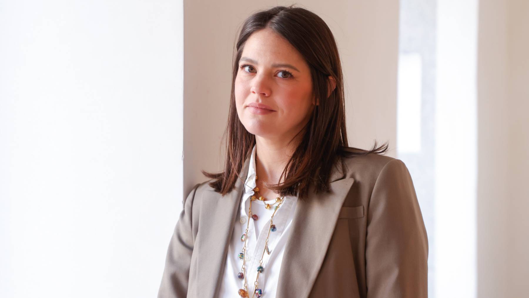 Isabelle Junot debuta como diseñadora y presenta su colección en plena recta final de su embarazo