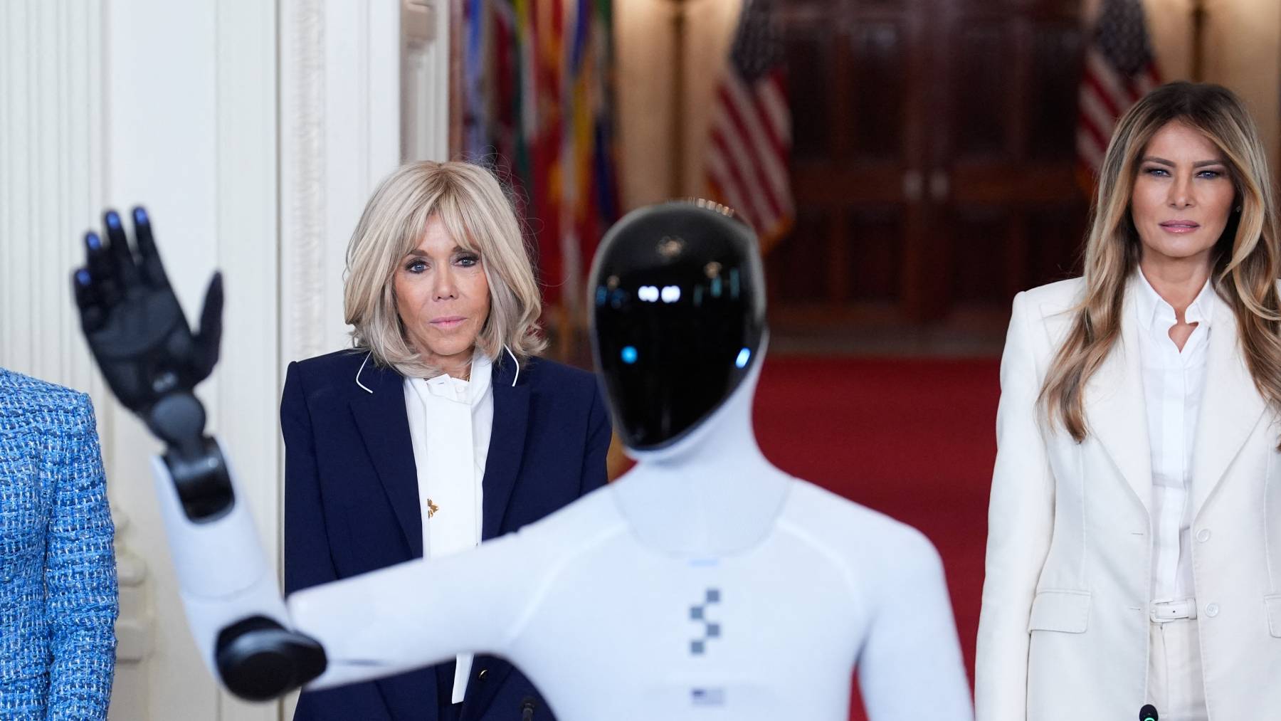 La cara de Brigitte Macron al ver llegar a Melania Trump a su encuentro con un asistente robot