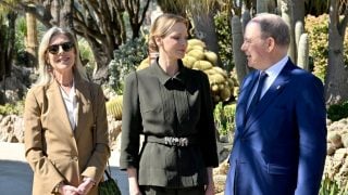 Las princesa Carolina y Charlene con Alberto de Mónaco. (Foto: Gtres)