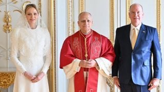 Los príncipes Charlene y Alberto con el Papa. (Foto: Gtres)