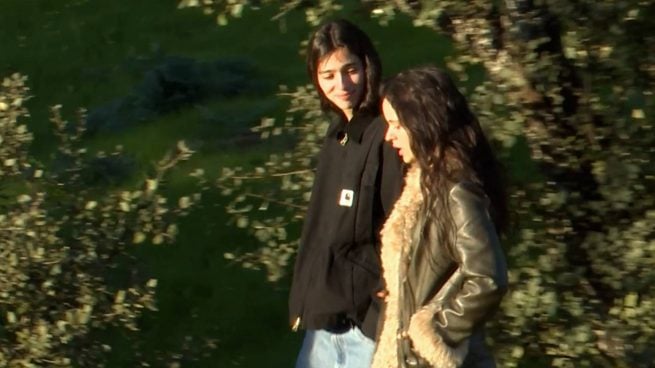 Rosalía y Loli Bahía en un parque en Madrid. (Foto: Gtres)