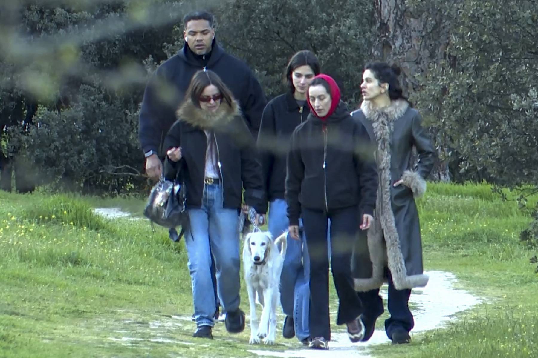 Rosalía y Loli Bahía en un parque en Madrid junto a un grupo de amigos. (Foto: Gtres)