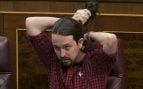 Pablo Iglesias, ajustándose la coleta antes de una sesión en el Congreso en Madrid. (Foto: Gtres)