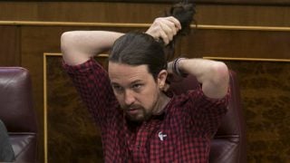 Pablo Iglesias, ajustándose la coleta antes de una sesión en el Congreso en Madrid. (Foto: Gtres)