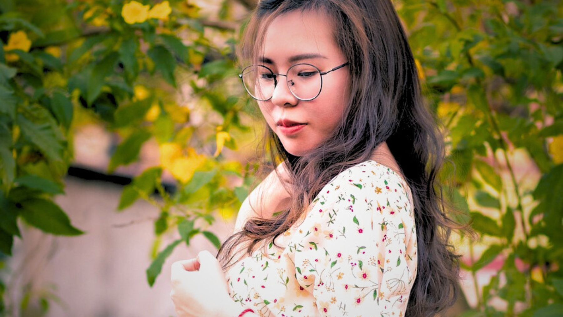 Walking, looking down, psychology