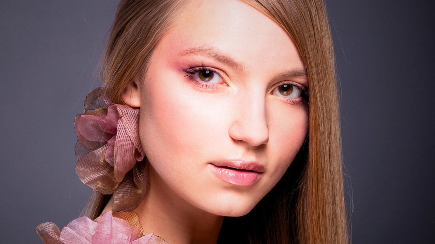 Juicy lips, glossy, makeup