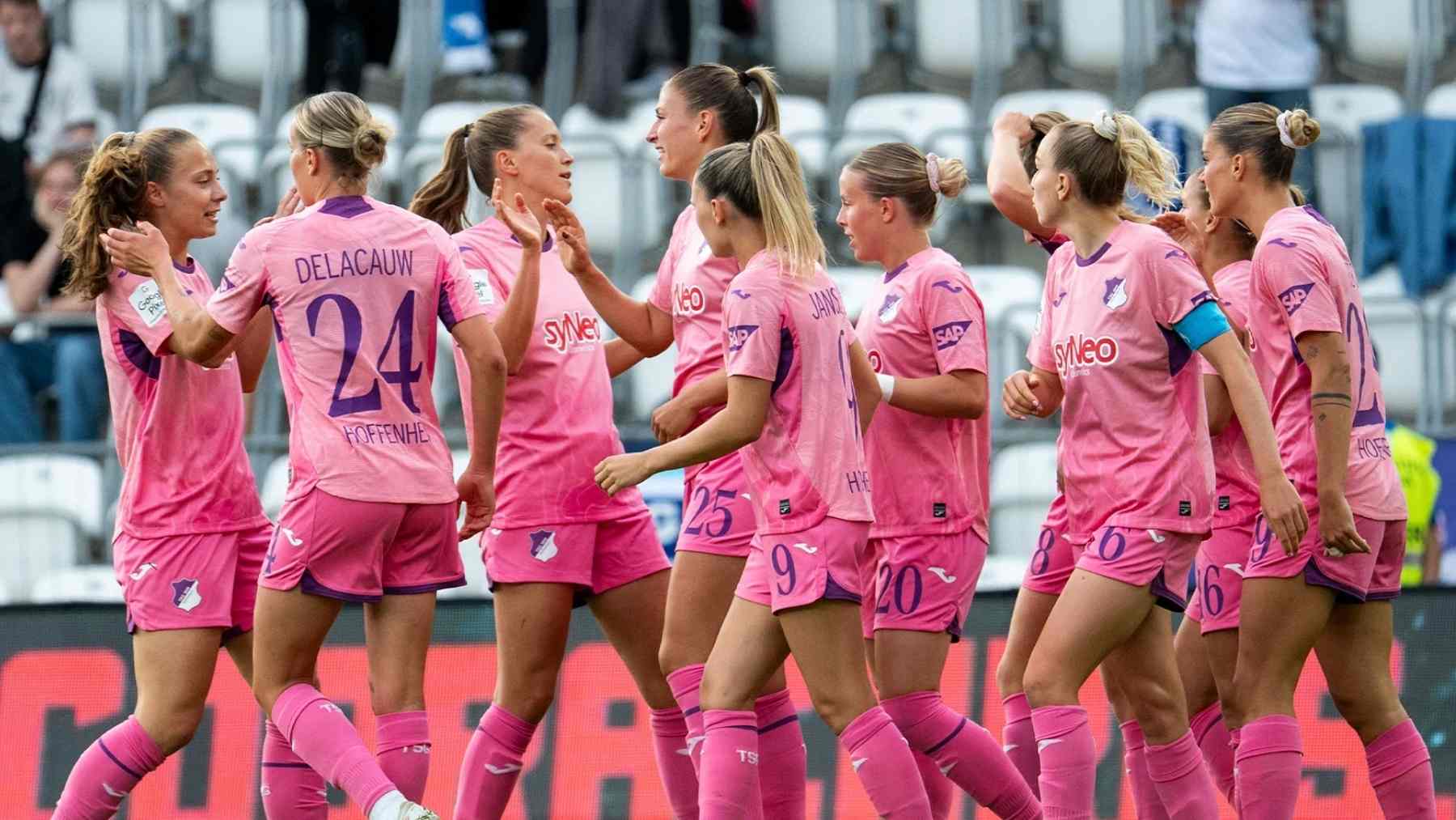 Elite women soccer players from TSG Hoffenheim during a Bundesliga match analyzed in air pollution performance study