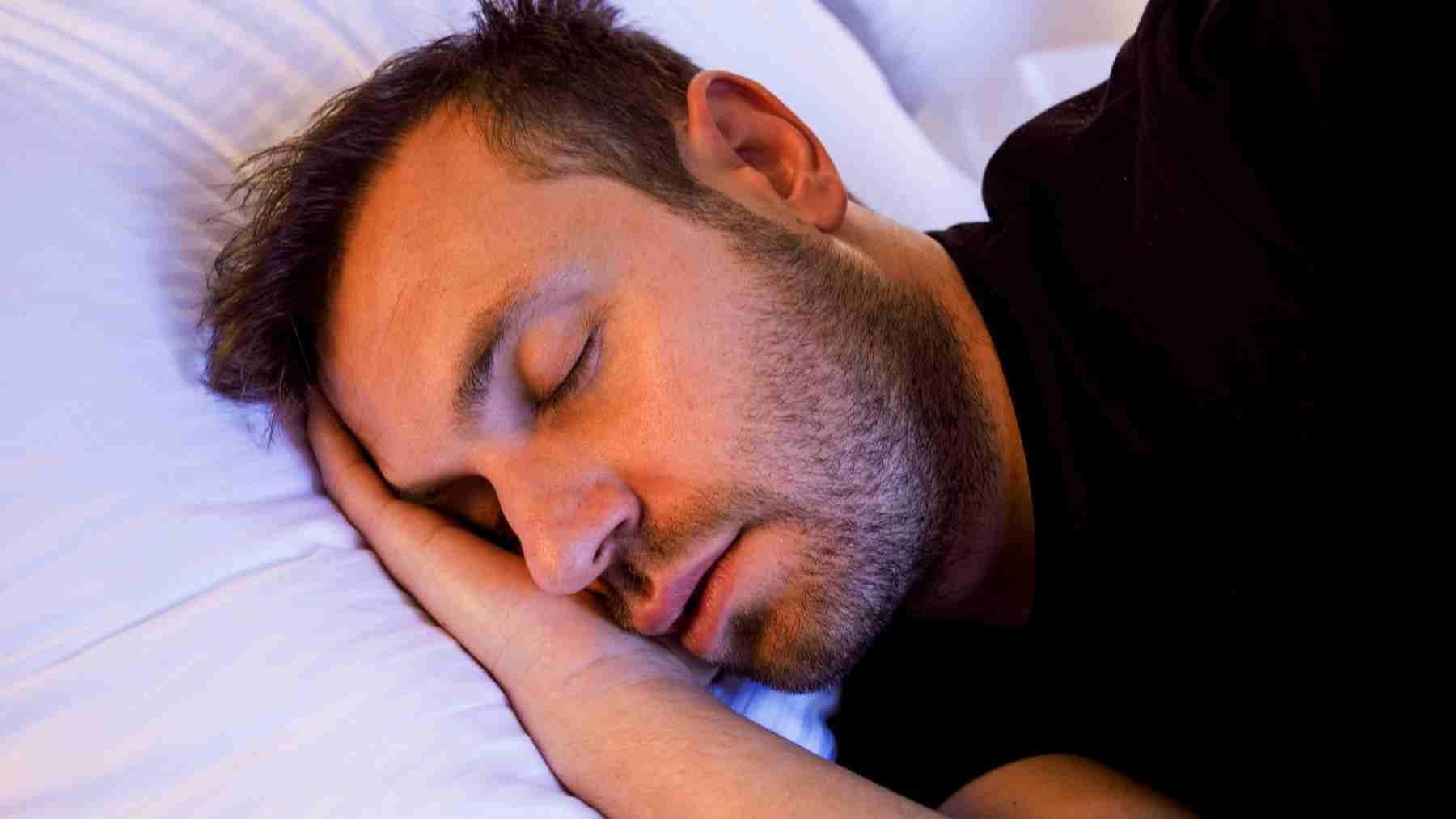 Man sleeping on a pillow during an early-afternoon nap linked to improved agility and lower exertion in athletes
