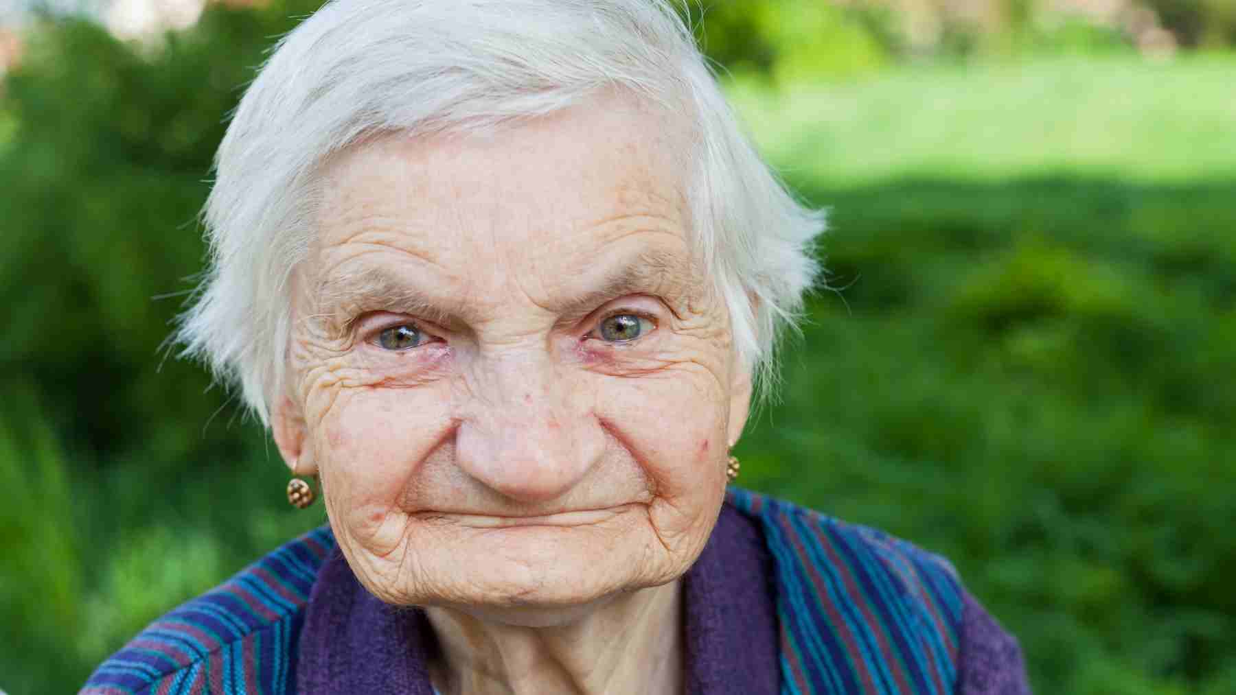Older adult woman representing insomnia and dementia risk in aging population study