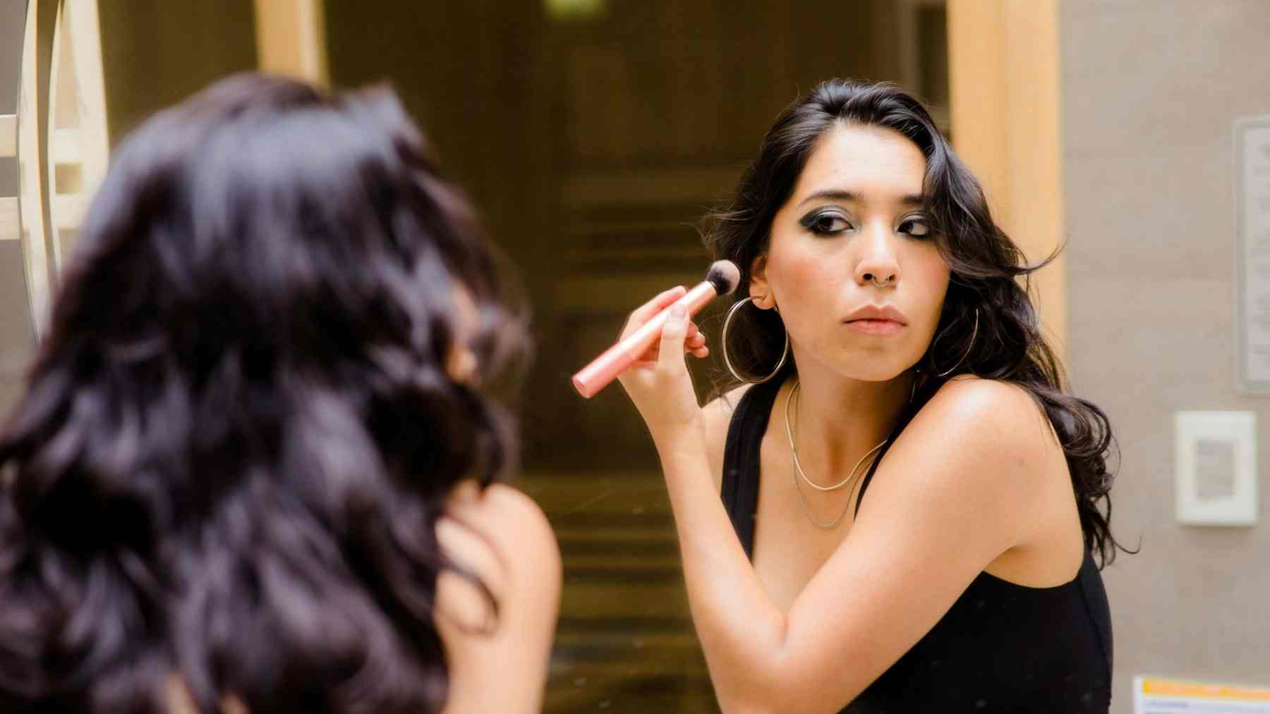 Psychology suggests that when a woman decides to go out without makeup, it doesn’t necessarily mean she’s “neglecting” herself; it’s often a choice between comfort and authenticity, on the one hand, and the exhaustion that comes from conforming to beauty standards that others continue to confuse with self-worth, on the other
