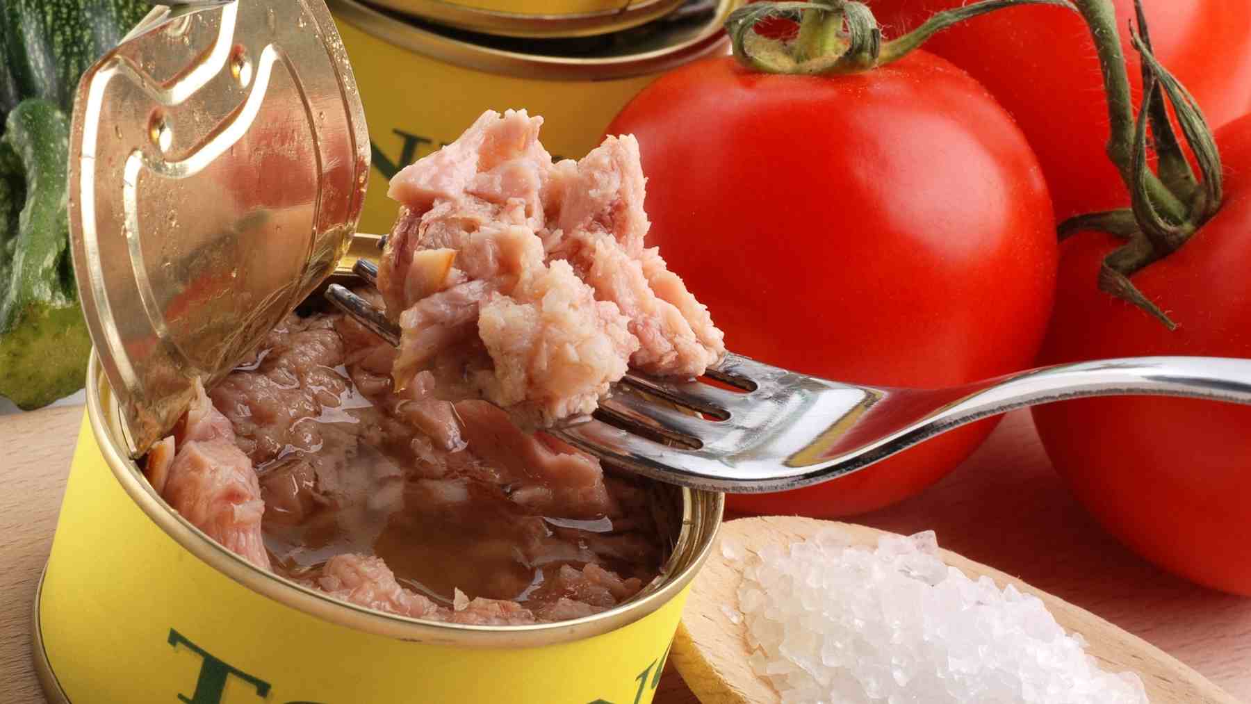A longevity expert sounds the alarm: “Eating tuna is like ingesting one of the most toxic substances for the brain”