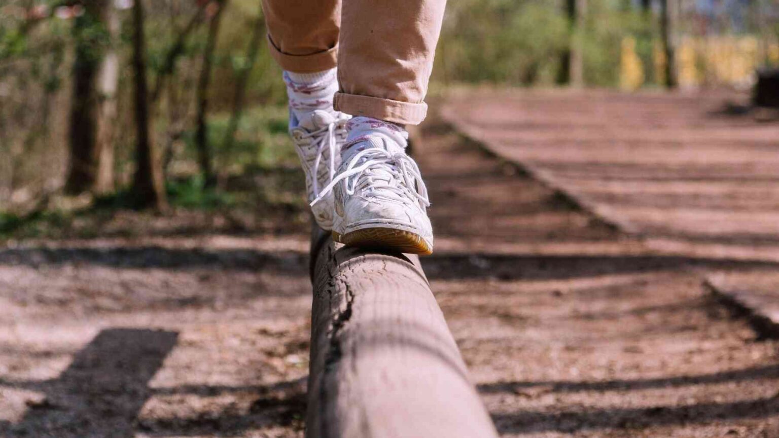 Psychology suggests that people who walk while looking at the ground ...