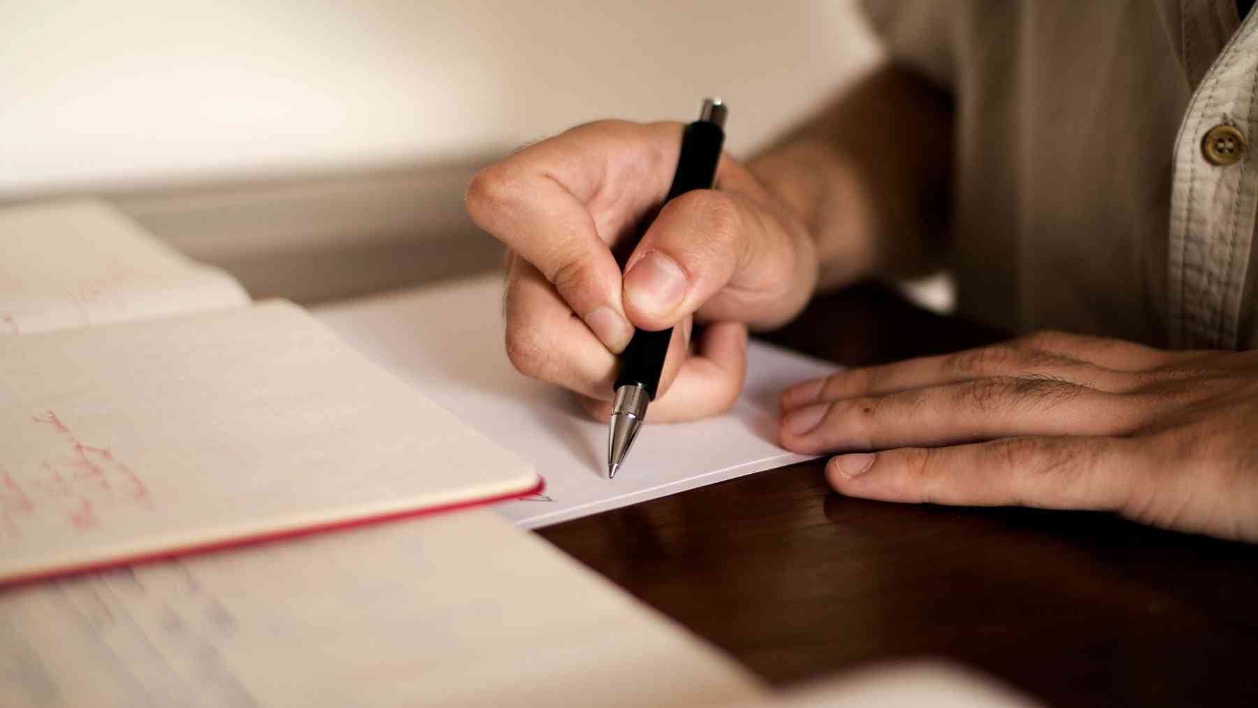 Psychology suggests that writing by hand is not an outdated habit, but rather a way to better stimulate attention, memory, and mental clarity