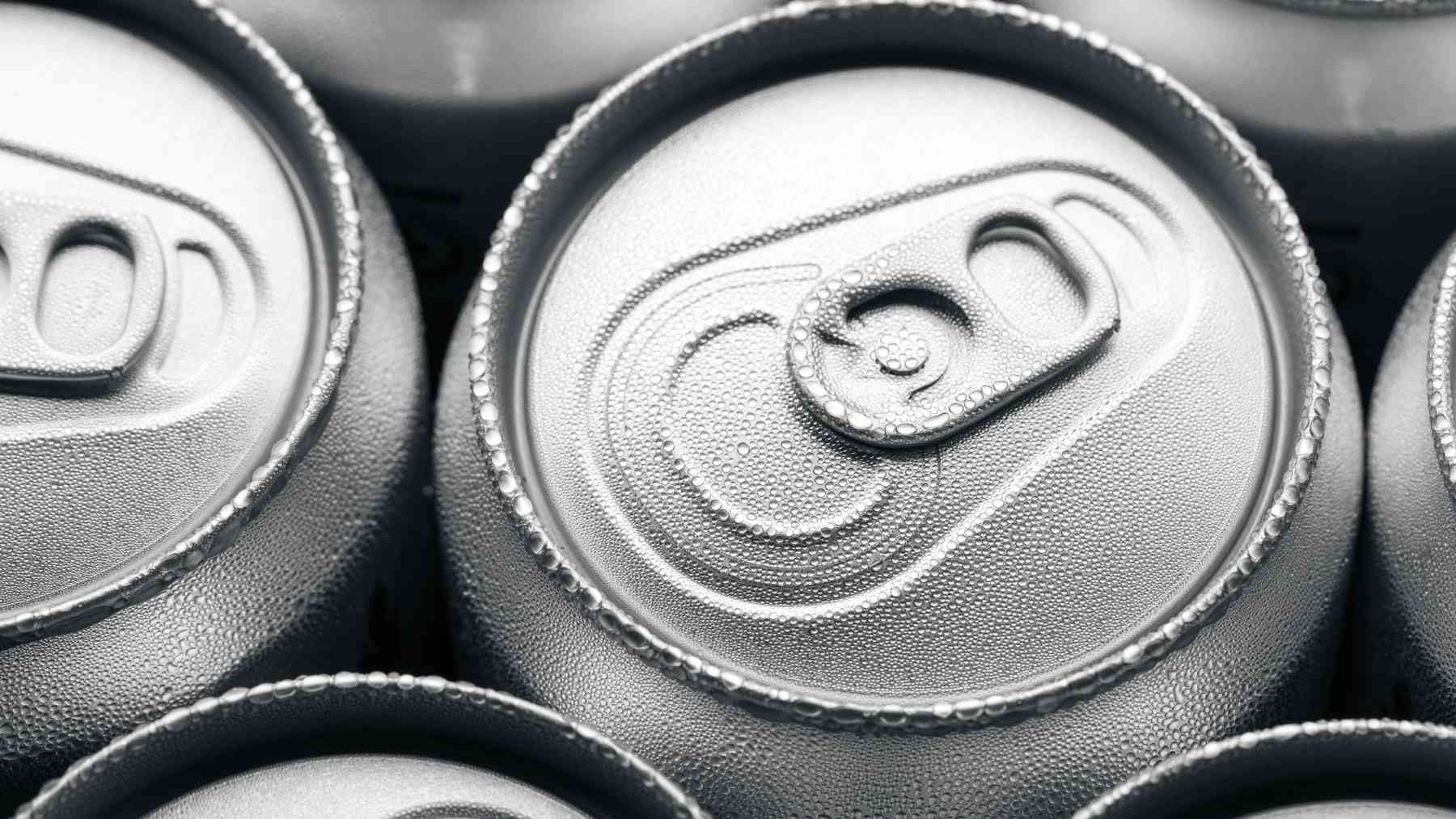 Cold soda cans representing sugar-free drinks and artificial sweeteners linked to faster cognitive decline