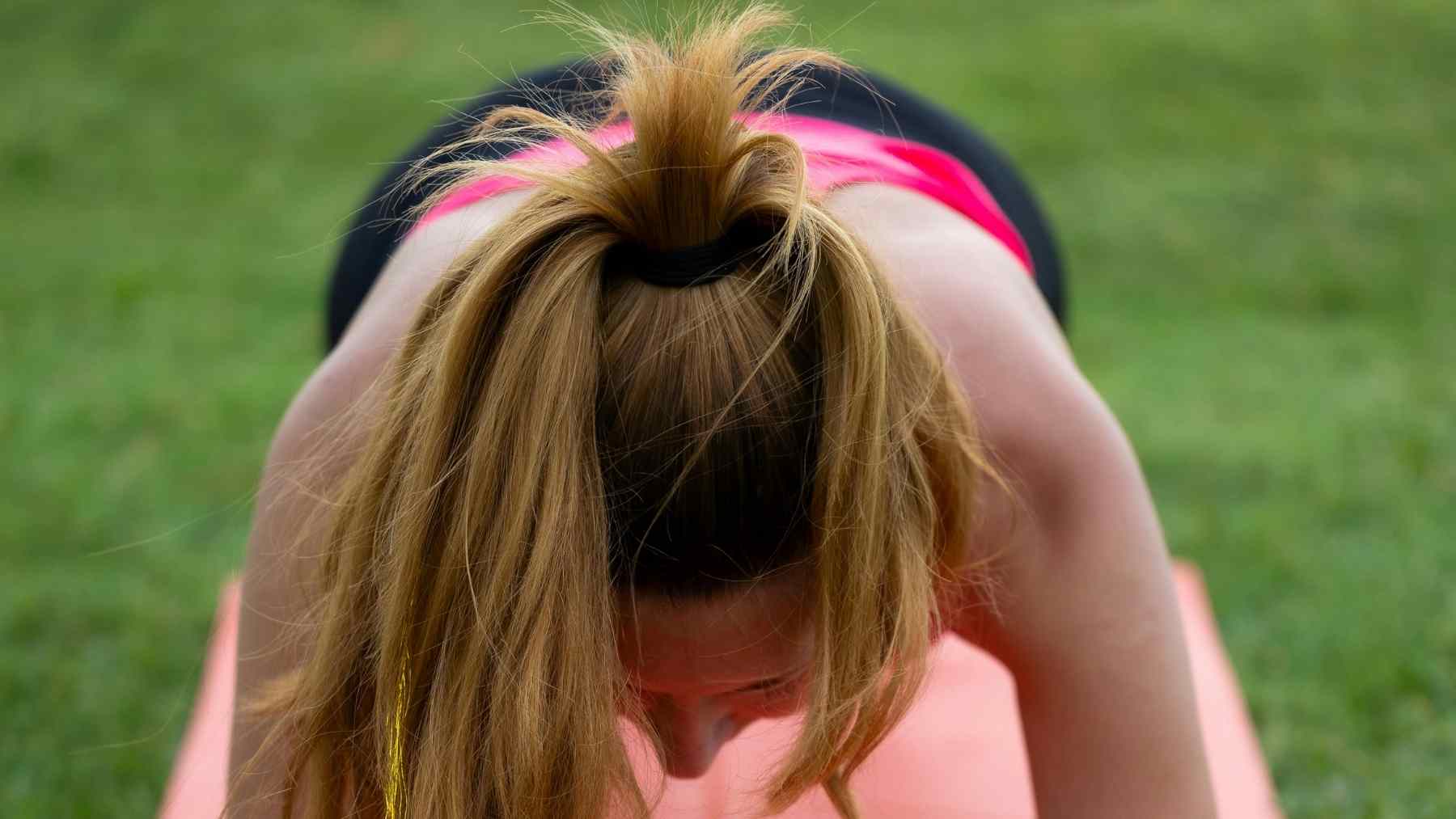 Woman holding a plank on an exercise mat to strengthen core, glutes, and shoulders