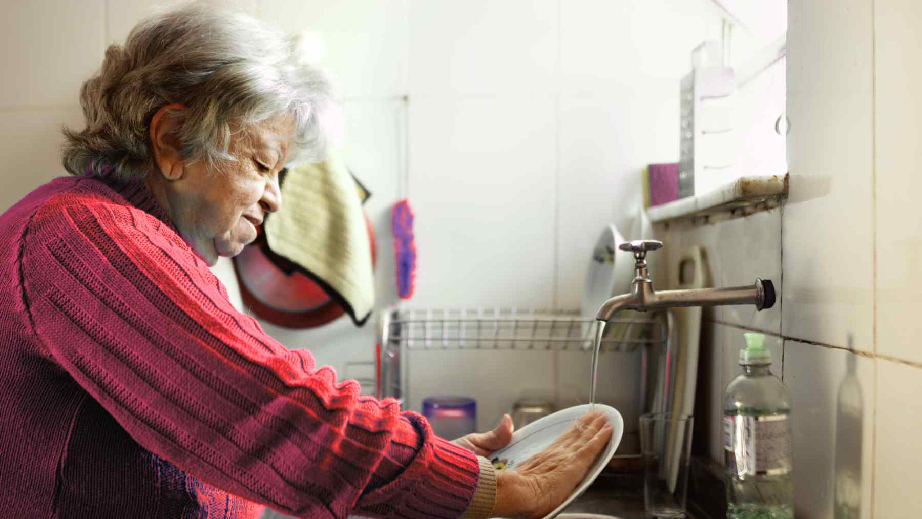 Psychology suggests that people who wash dishes as they cook are not only more organized, but have often developed a subtle form of mental organization that helps them prevent chaos before it sets in