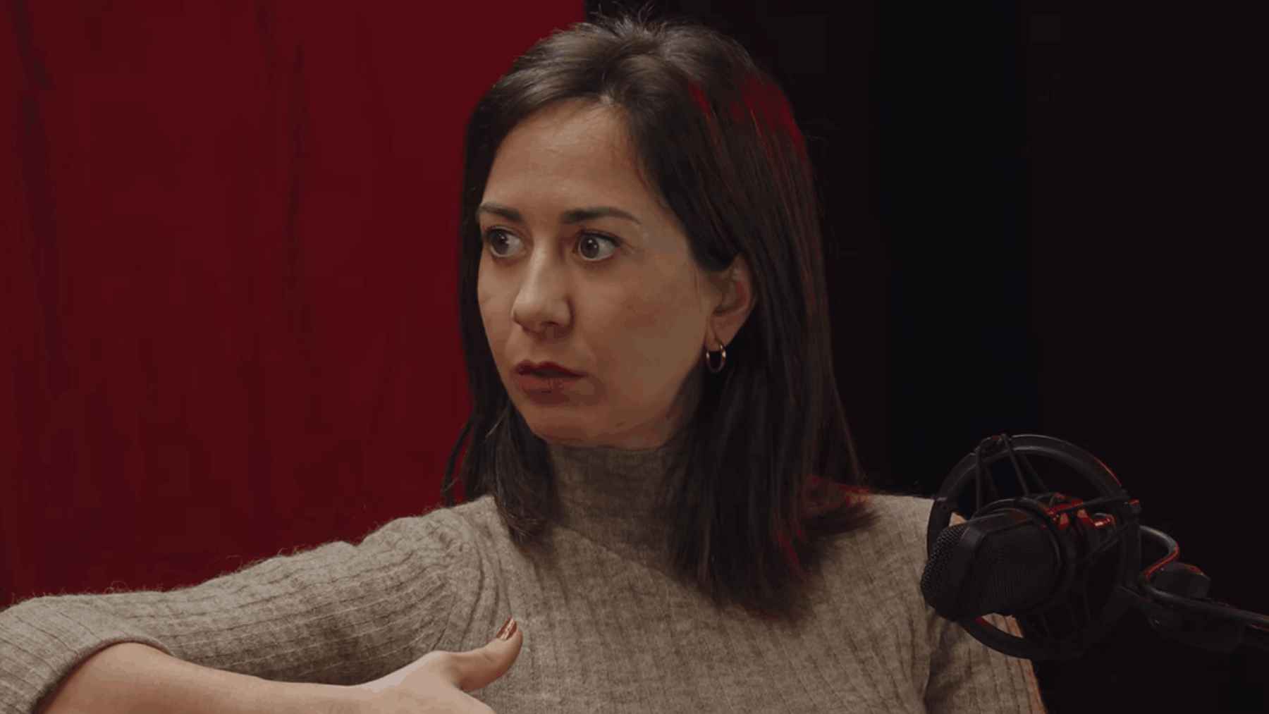 Psychologist Alba Cardalda speaks during a podcast interview about personal boundaries, assertive communication, and emotional well-being.
