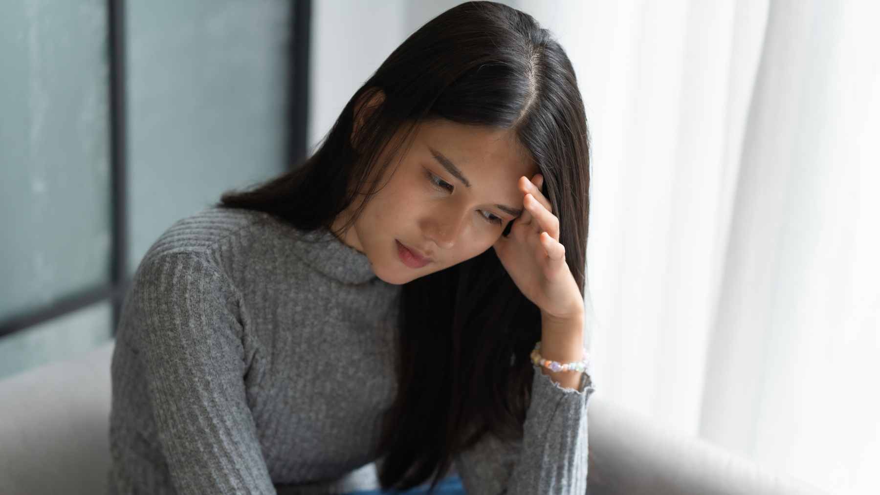 Is this the reason you feel drained after certain conversations? These 5 signs may reveal more than you think 1 Two people in a conversation where one person is speaking animatedly while the other looks disengaged and tired.