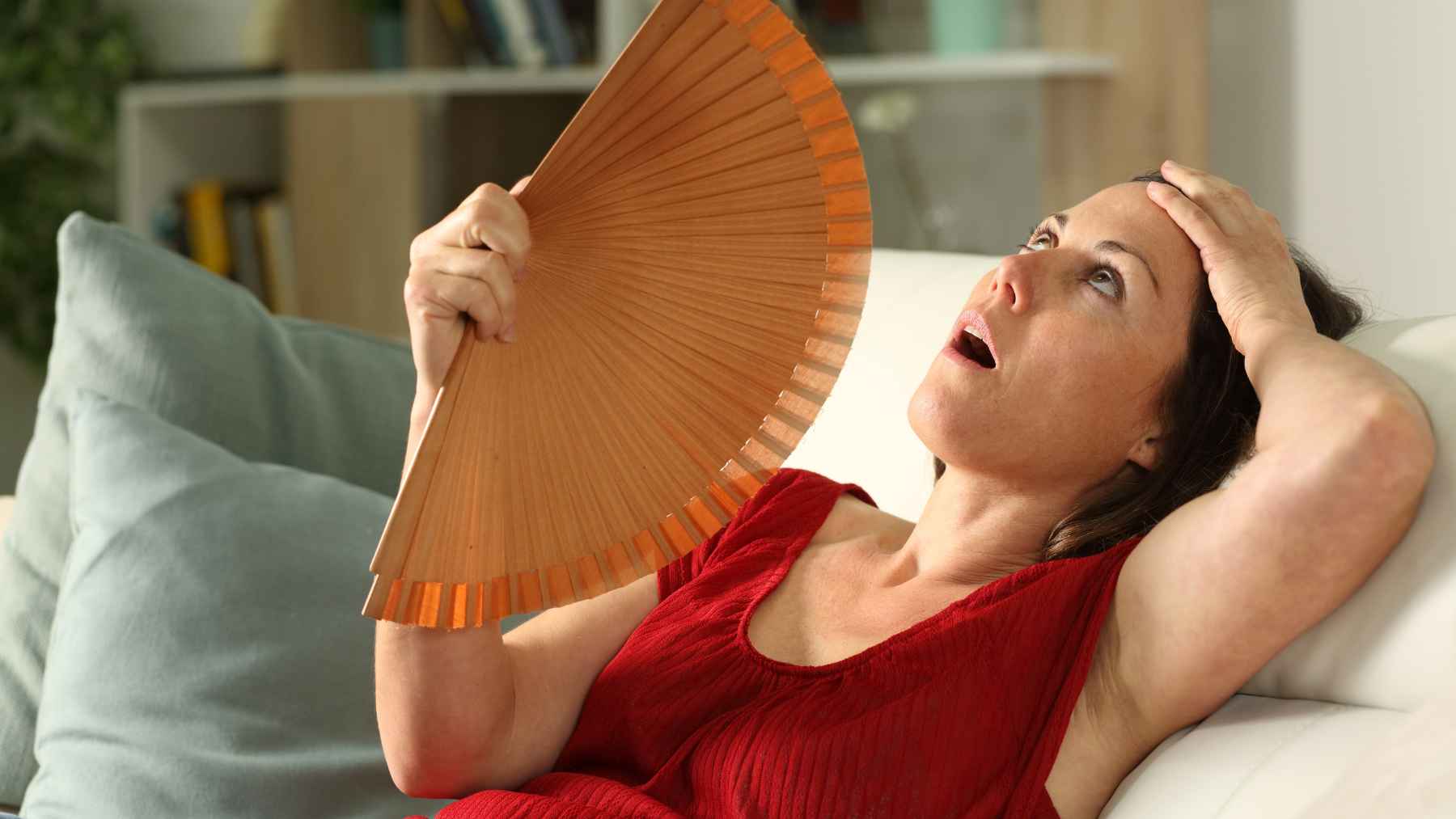 A frozen plastic bottle placed in front of a fan creates a simple cooling setup to help people sleep more comfortably during a heat wave.